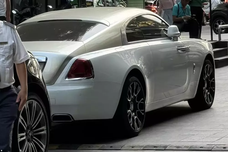 Số lượng xe siêu sang Rolls-Royce Wraith tại Việt Nam gần 20 chiếc, nhưng đây là lần đầu tiên có một chiếc Rolls-Royce Wraith phối màu nửa thân dưới là trắng, còn ở nửa thân trên hoàn thành với màu xám, cùng mâm đa chấu kép nhìn khá lạ mắt.