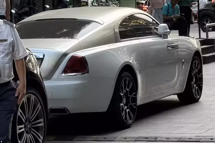 Số lượng xe siêu sang Rolls-Royce Wraith tại Việt Nam gần 20 chiếc, nhưng đây là lần đầu tiên có một chiếc Rolls-Royce Wraith phối màu nửa thân dưới là trắng, còn ở nửa thân trên hoàn thành với màu xám, cùng mâm đa chấu kép nhìn khá lạ mắt.