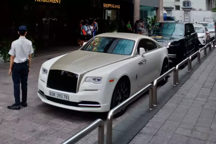 Mới đây, một chiếc xe coupe Rolls-Royce Wraith siêu sang đã bị bắt gặp tại một trung tâm thương mại ở quận 1, TP HCM đã nhanh chóng nhận được sự quan tâm của giới mê xe, với lý do là xe mang biển số của tỉnh Đồng Nai.
