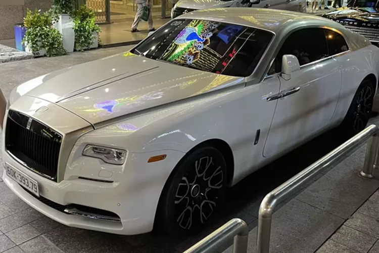 Hiện chưa rõ là 1 đại gia nào đó ở Đồng Nai hay các tay chơi xe Sài thành đã mua chiếc xe siêu sang Rolls-Royce Wraith này và đấu giá biển số 60K-393.79 để đăng ký cho xe. Chiếc biển số 60K-393.79 rất hợp lý khi đăng ký cho mẫu coupe siêu sang như Rolls-Royce Wraith. Xe mang 2 tông màu là trắng và xám cùng bộ mâm đa chấu kép.