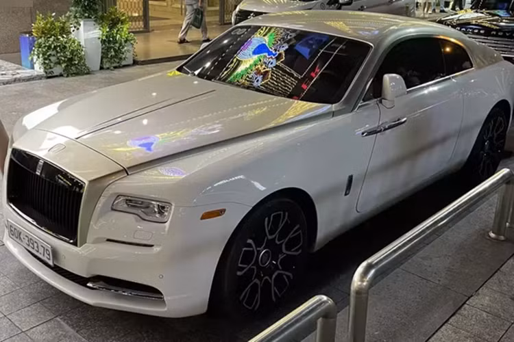 Hiện chưa rõ là 1 đại gia nào đó ở Đồng Nai hay các tay chơi xe Sài thành đã mua chiếc xe siêu sang Rolls-Royce Wraith này và đấu giá biển số 60K-393.79 để đăng ký cho xe. Chiếc biển số 60K-393.79 rất hợp lý khi đăng ký cho mẫu coupe siêu sang như Rolls-Royce Wraith. Xe mang 2 tông màu là trắng và xám cùng bộ mâm đa chấu kép.