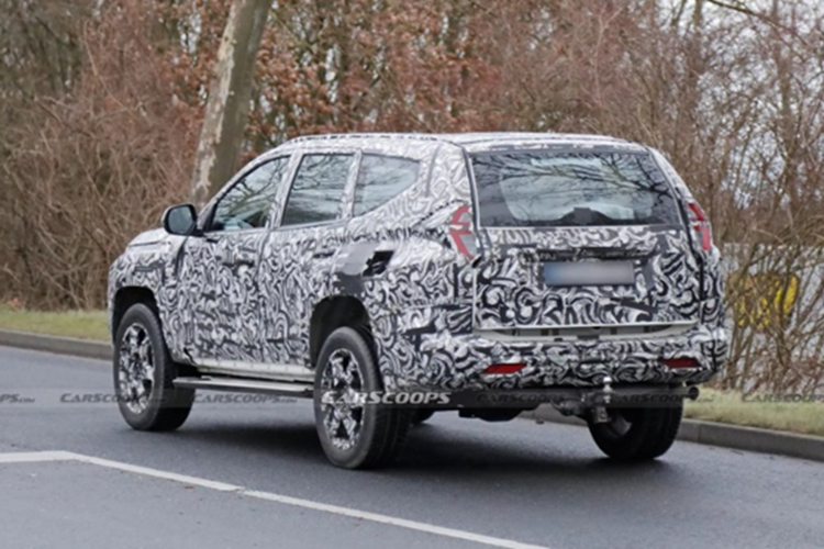 Khả năng cao Mitsubishi Pajero Sport sẽ sử dụng chung nền tảng khung gầm với bán tải Triton. Dựa trên hình ảnh được chia sẻ có thể thấy giao diện đầu xe khá giống bán tải Triton trong khi phần thân vẫn giữ lại những chi tiết của Pajero Sport cũ.