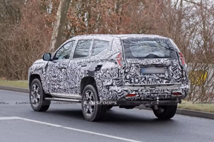 Khả năng cao Mitsubishi Pajero Sport sẽ sử dụng chung nền tảng khung gầm với bán tải Triton. Dựa trên hình ảnh được chia sẻ có thể thấy giao diện đầu xe khá giống bán tải Triton trong khi phần thân vẫn giữ lại những chi tiết của Pajero Sport cũ.