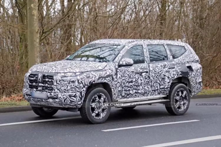 Điều này khiến cho doanh số của Pajero Sport thường không mấy nổi trội. Gần đây, nhiều người đã bắt gặp Mitsubishi Pajero Sport 2026 mới chạy thử trên đường phố trong tình trạng che chắn kín mít.