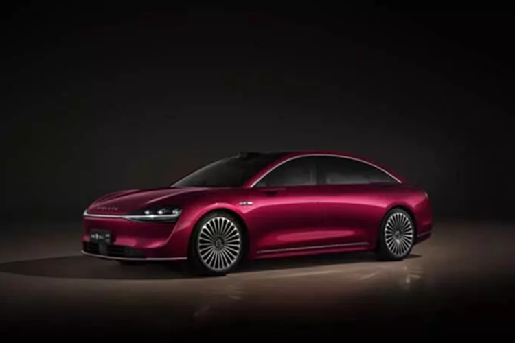 Chiếc sedan Stelato S9 EREV 2025 mới đã được giám đốc điều hành Huawei Intelligent Automotive Solution BU Richard Yu giới thiệu và sẽ giảm giá bán đầu vào của mẫu xe này tại Trung Quốc. Nó sẽ sớm bắt đầu bán trước, nhằm mục đích tăng doanh số bán hàng của Stelato.