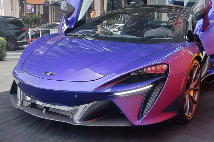 Hai bên sườn có hốc gió giúp làm mát cho khối động cơ đặt giữa. Trong khi đó phía đuôi xe lại gây ấn tượng với bộ khuếch tán gồm nhiều cánh chia gió, đi cùng hệ thống ống xả kép đặt chính giữa, hai bên là cụm đèn hậu LED nằm ngang.