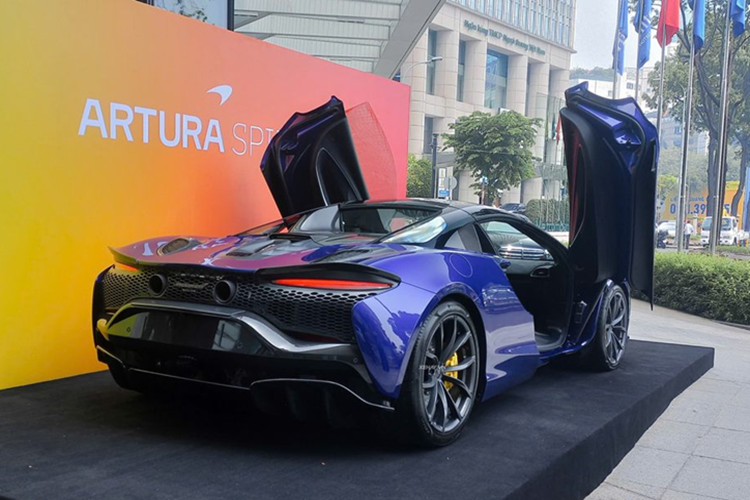 Artura Spider được cung cấp đến 4 chế độ lái là Electric, Comfort, Sport và Track. Ngoài ra, xe còn được trang bị hệ thống đĩa phanh bằng carbon ceramic, hệ thống phuộc điều chỉnh điện Proactive Damping Control (PDC) với 3 chế độ Comfort, Sport và Track.