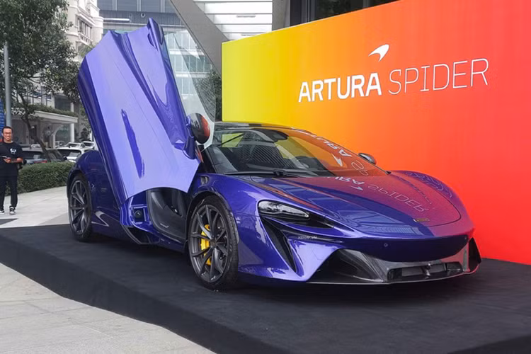 Siêu phẩm McLaren Artura Spider hơn 18 tỷ đồng mới đây đã được trưng bày công khai tại một sự kiện diễn ra ở TP.HCM. Trên thực tế, McLaren Artura Spider đã được ra mắt chính thức thị trường Việt Nam vào hồi tháng 12 năm ngoái.