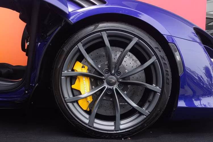 So với bản Artura coupe trước đây, mẫu Spider mui trần có công suất cao hơn 19 mã lực còn mô-men xoắn giữ nguyên.