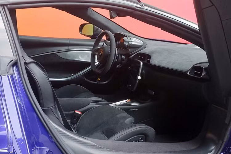 Tấm che phía sau lưng ghế có thể nâng lên và hạ xuống thông qua một nút bấm để cải thiện sự thoải mái khi đóng mui từ trên xuống hoặc tăng cường cảm giác sảng khoái về âm thanh từ động cơ V6 khi mui dựng lên. Vị trí các khe hút gió cho động cơ cũng được dịch chuyển thêm về phía sau.