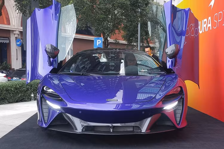 Theo đó, trọng lượng khô của xe giờ đây chỉ còn khoảng 1.475 kg. Về thiết kế, ngoại hình của McLaren Artura Spider không có nhiều thay đổi so với bản mui cứng. Phần đầu xe nổi bật với các hốc gió lớn, đi kèm cụm đèn chiếu sáng thiết kế đặc trưng của McLaren.