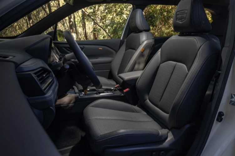 Xe chỉ có một số điểm nhấn màu đồng đặc biệt xuyên suốt, đồng bộ với phong cách ngoại thất như: khu vực vô lăng, cần số, chỉ thêu nổi ở tapi cửa, tap lô, ghế... Xe có hệ thống giải trí kích thước 11,6 inch, hỗ trợ kết nối Apple CarPlay và Android Auto không dây. Bảng đồng hồ taplo kỹ thuật số 12.3 inch giờ đây được nâng cấp đồ họa Wilderness.