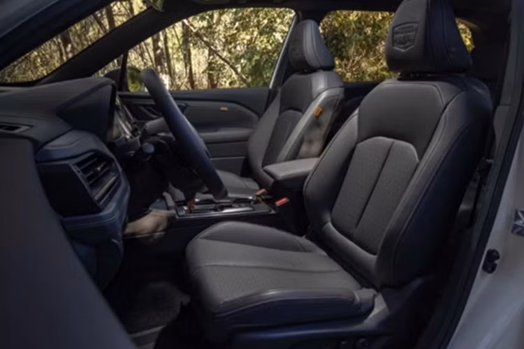 Xe chỉ có một số điểm nhấn màu đồng đặc biệt xuyên suốt, đồng bộ với phong cách ngoại thất như: khu vực vô lăng, cần số, chỉ thêu nổi ở tapi cửa, tap lô, ghế... Xe có hệ thống giải trí kích thước 11,6 inch, hỗ trợ kết nối Apple CarPlay và Android Auto không dây. Bảng đồng hồ taplo kỹ thuật số 12.3 inch giờ đây được nâng cấp đồ họa Wilderness.