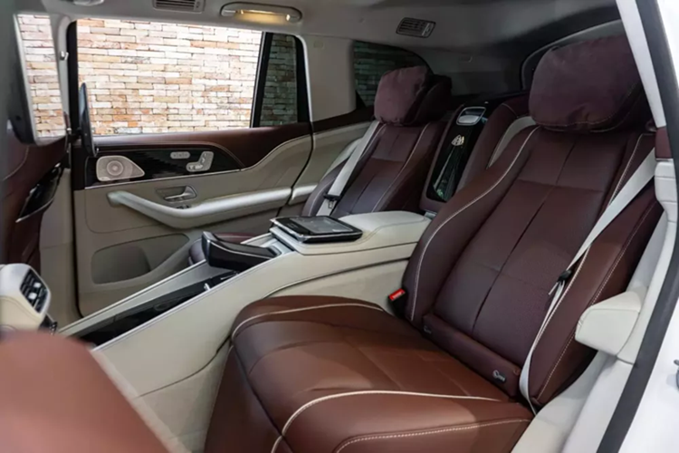 Chiếc xe Mercedes-Maybach GLS480 4Matic đời 2022 này hiện mang màu đồng nhưng đây là bộ áo được dán bằng đề-can, nguyên bản xe có màu trắng, còn nội thất là màu nâu-kem.