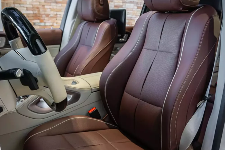 Nội thất của xe Mercedes-Maybach GLS480 4Matic cũng rất đẳng cấp với hàng ghế sau có 2 ghế VIP, dễ dàng ngả tối đa 43,5 độ, có trang bị máy tính bảng đa chức năng có thể tháo rời, 2 màn hình giải trí MBUX rất cao cấp, bàn làm việc gấp gọn, rèm chỉnh điện, cửa sổ trời toàn cảnh, ly champagne xa xỉ cùng nhiều tiện ích đỉnh cao khác.