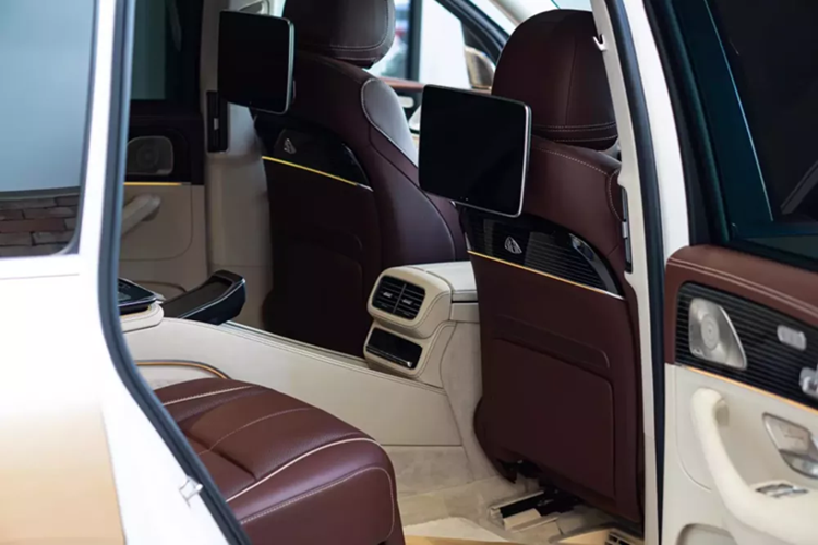So với anh cả Mercedes-Maybach GLS600, nhìn lướt qua ngoại hình, phiên bản SUV siêu sang giá rẻ như của Mercedes-Maybach GLS480 4Matic không khác gì mấy ngoài la-zăng nhỏ hơn 1 inch, logo 480 phía đuôi xe...