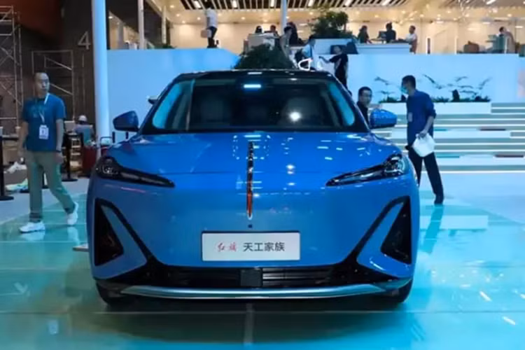 Trước đó, dòng Tiangong của Hongqi đã ra mắt Tiangong 05 và 08 tại thị trường Trung Quốc. Được định vị là một chiếc SUV cỡ trung, chiều dài, chiều rộng và chiều cao của Hongqi Tiangong 06 2025 mới lần lượt là 4750/1900/1640 mm, với chiều dài cơ sở là 2900 mm và hệ số cản là 0,259Cd.