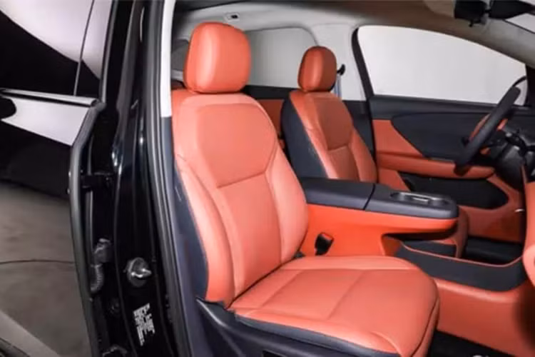 Nội thất có năm màu, cụ thể là trắng, tím, nâu, xám và nâu đất. Đáng chú ý nhất là màn hình điều khiển trung tâm nổi 15,6 inch 2,5K với hệ thống buồng lái thông minh Lingxi tích hợp do Hongqi phát triển, đi kèm với trợ lý giọng nói AI. Bảng điều khiển LCD truyền thống đã bị loại bỏ, thay vào đó là AR-HUD.