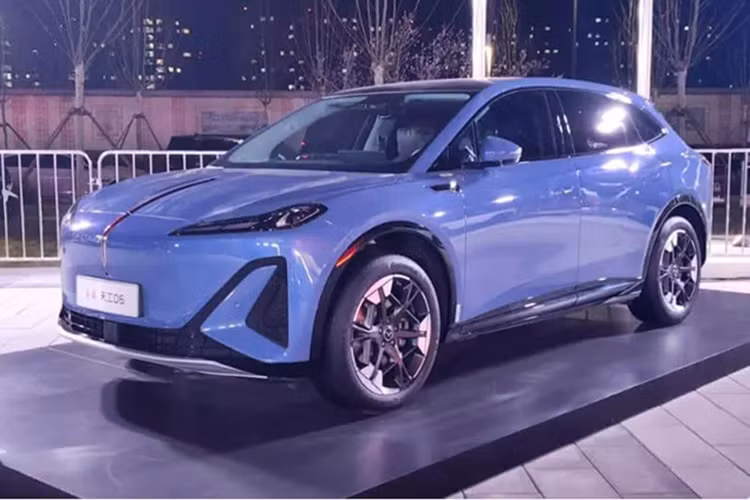 Vào ngày 31/3 vừa qua, Hongqi đã mở bán mẫu SUV chạy hoàn toàn bằng điện mới, Tiangong 06 , với sáu phiên bản được xây dựng dựa trên nền tảng 400V. Mức giá xe Hongqi Tiangong 06 2025 từ 184.800 nhân dân tệ (25.500 USD) cho đến 230.800 nhân dân tệ (31.800 USD). Bốn phiên bản khác dựa trên nền tảng 900V cũng sẽ được ra mắt trong tương lai.