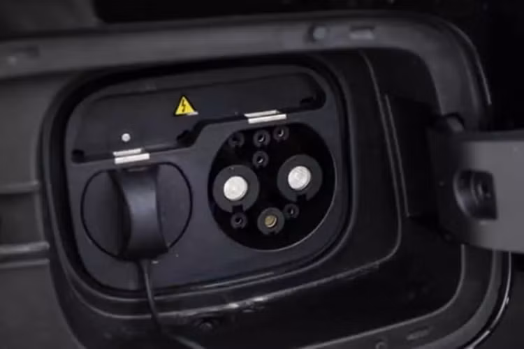 Mặc dù các phiên bản dựa trên nền tảng 900V chưa được mở bán trước tại thời điểm này, nhưng đã có thông tin tiết lộ rằng phiên bản RWD được trang bị động cơ điện 300 kW (402 mã lực)/450 Nm trong khi phiên bản AWD được trang bị động cơ điện phía trước 180 kW (241 mã lực) bổ sung với mô-men xoắn toàn diện là 770 Nm.