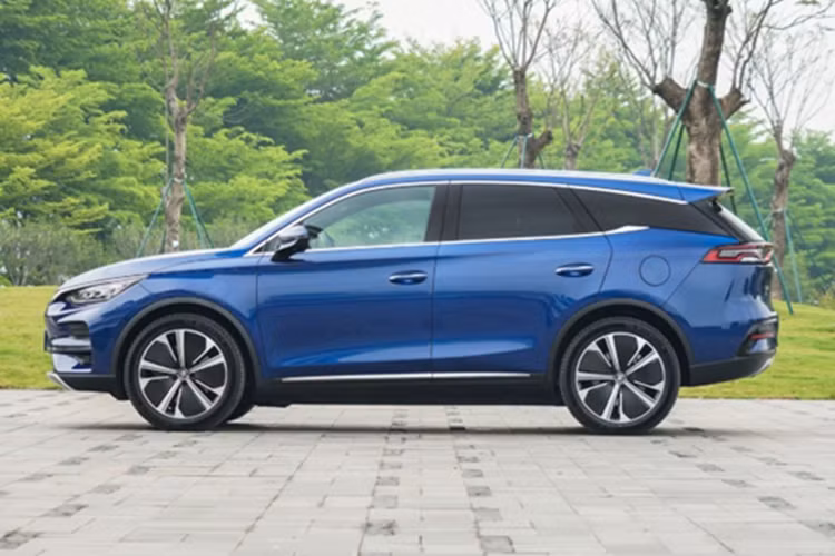 Sau nhiều tháng mở bán, tên gọi mới cũng không giúp BYD Tan EV cải thiện doanh số và khiến người dùng nhớ mặt nhớ tên nên hãng lại quyết định đổi tên cho xe một lần nữa thành Sealion 08. BYD Sealion 08 bán tại Việt Nam được trang bị 2 mô tơ điện, trong đó mô tơ ở cầu trước mạnh 241 mã lực và mô tơ ở cầu sau mạnh 268 mã lực.