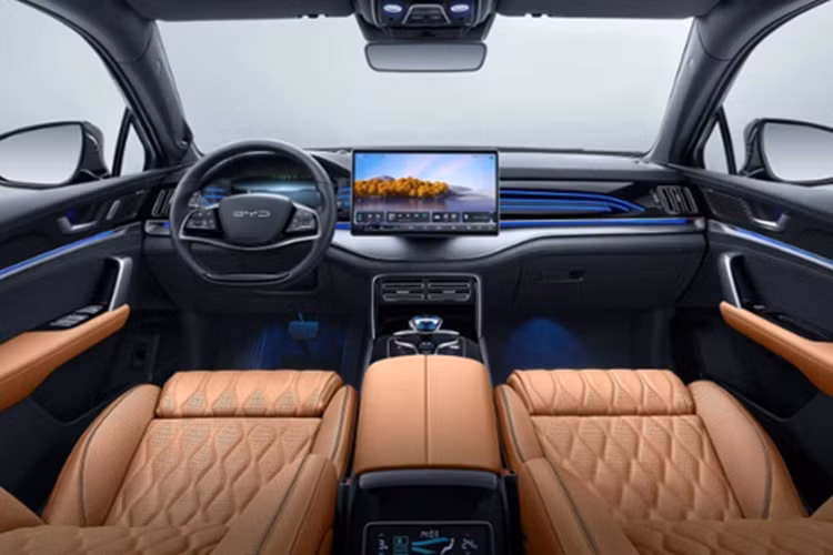 Đi kèm với đó là cụm pin 108,8 kWh, cho quãng đường di chuyển khoảng 635 km. Mức giá 1,569 tỷ đồng của Sealion 08 được đánh giá là cao hơn so với nhiều đối thủ SUV/CUV cỡ D quen thuộc tại Việt Nam như Ford Everest (1,099 - 1,545 tỷ đồng), Hyundai SantaFe (1,069 - 1,365 tỷ đồng) hay Toyota Fortuner (1,055 - 1,362 tỷ đồng). 