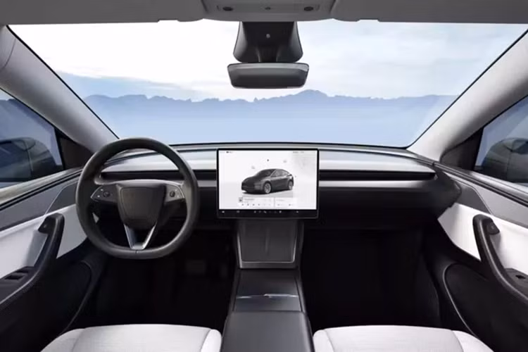 Tesla cho biết Model Y mới yên tĩnh hơn nhờ được trang bị kính cách âm, hệ thống treo được chỉnh lại, lốp xe chống ồn và hệ thống khí động học được tinh chỉnh. Thiết kế khung gầm được sửa đổi cũng cho phép hệ thống lái phản hồi tốt hơn. Bên cạnh đó, các nâng cấp mới cũng bao gồm hệ thống tự lái FSD của Tesla.