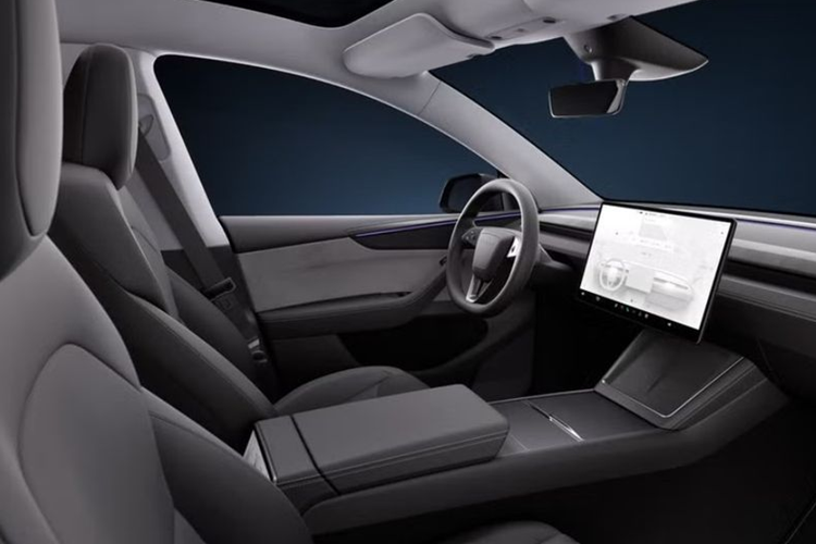 Tesla Model Y 2025 hiện có 2 phiên bản là RWD và Long Range AWD. Hai phiên bản này có phạm vi hoạt động ước tính là 466 km và 551 km, cao hơn lần lượt 11 và 18 km so với phiên bản cũ. Chức năng sạc nhanh 250 kW tương tự như phiên bản cũ, cho phép xe chạy 266 km sau khi sạc 15 phút.