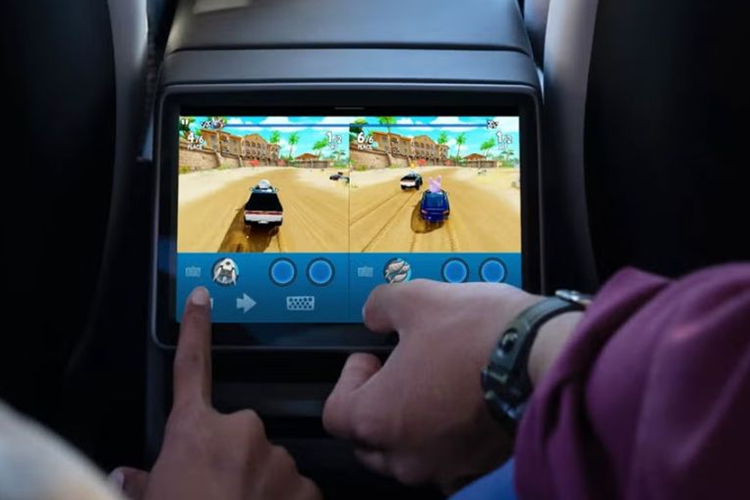 Hãng chưa công bố thông tin về công suất động cơ nhưng cả 2 phiên bản đều nhanh hơn so với trước đây. Tesla Model Y RWD có thể chạy nước rút 0-100 km/h trong 5,9 giây, nhanh hơn 1 giây so với thế hệ trước.