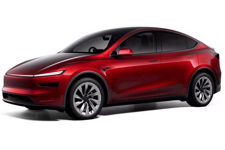 Mẫu sedan điện Tesla Model Y Juniper được thiết kế lại với đèn pha chia đôi và thanh LED lấy cảm hứng từ mẫu Cybertruck. Cản trước có kiểu dáng giống Model 3 Highland nhưng được bổ sung các cửa hút gió hai bên. Ngoài ra, Tesla cũng đã mạnh dạn loại bỏ cả logo hãng ở trên nắp capo của mẫu sedan này.