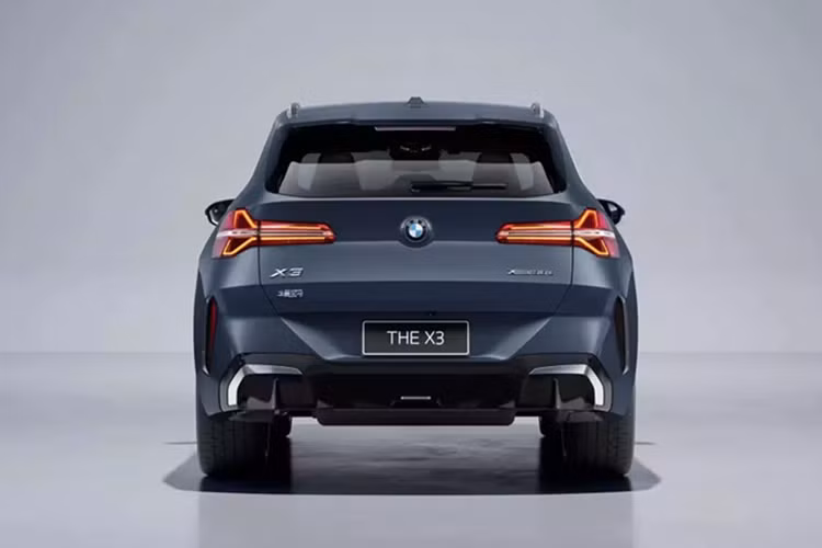 Mẫu xe SUV BMW X3 L 2025 sở hữu chiều dài cơ sở nhỉnh hơn đến 111 mm so với xe tiêu chuẩn. Nhờ đó, khoảng duỗi chân ở hàng ghế sau của xe được nới rộng thêm 96 mm, mang đến cảm giác thoải mái hơn cho hành khách. Ngoài ra, BMW X3 L 2025 còn dài hơn 126 mm và rộng hơn 25 mm so với phiên bản bán ở thị trường quốc tế. 