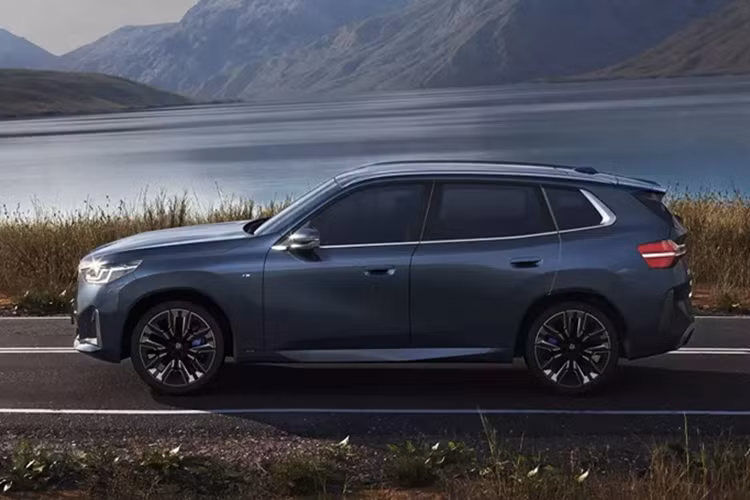 Để đáp ứng nhu cầu sở hữu xe với khoảng duỗi chân rộng rãi ở hàng ghế sau của người tiêu dùng Trung Quốc, BMW X3 bản trục cơ sở dài với tên gọi X3 L. Đồng thời, hãng BMW cũng quyết định không bán X3 với chiều dài cơ sở tiêu chuẩn ở thị trường này. 