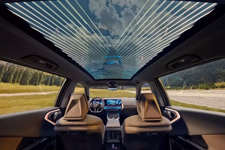 Trong khi đó, tỷ lệ phân bổ trọng lượng 50:50 đặc trưng của BMW X3 vẫn được giữ nguyên. Trừ kích thước, thiết kế bên ngoài của BMW X3 L 2025 không có gì khác biệt so với xe tiêu chuẩn. Điểm nhấn của xe cũng nằm ở lưới tản nhiệt hình quả thận đôi đặc trưng với các nan mạ crôm nằm dọc và đan chéo mới. 