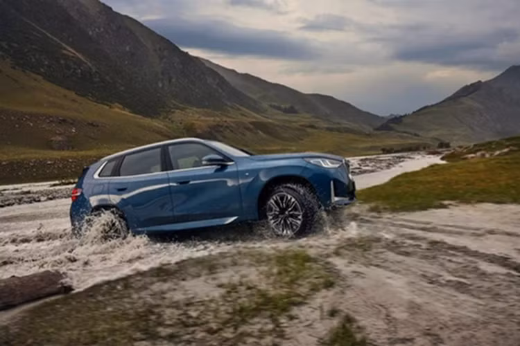 Trong khi đó, bản xDrive 30L cao cấp nhất dùng động cơ tương tự như trên nhưng có sức mạnh lớn hơn, đạt 258 mã lực và 400 Nm. Thời gian tăng tốc rút ngắn xuống còn 6,5 giây trong khi vận tốc tối đa tăng lên 239 km/h. 