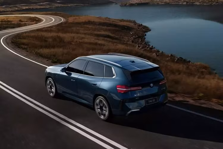 Định vị dẫn đường thực tế ảo và cho phép người dùng truy cập các ứng dụng nghe nhạc, phát video, chơi điện tử, đọc tin tức,... Điện thoại thông minh của người dùng sẽ được biến thành tay cầm để chơi điện tử. Bên cạnh đó là hệ thống đèn viền đa sắc bao quanh cửa gió điều hòa và cụm điều khiển trung tâm. 