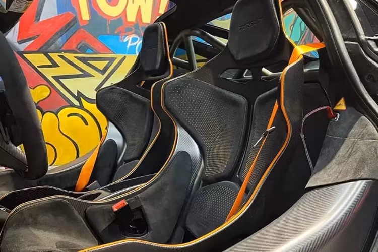 McLaren 765LT này sở hữu ngoại thất xanh Paris cùng với tuỳ chọn nắp capô và cánh gió đuôi phía sau là carbon. Siêu xe phiên bản giới hạn McLaren 765LT sẽ cưỡi trên bộ bánh xe 10 chấu độc quyền đi kèm với lốp Pirelli P Zero Trofeo R. Phía bên trong là phanh gốm carbon lấy ý tưởng của McLaren Senna.