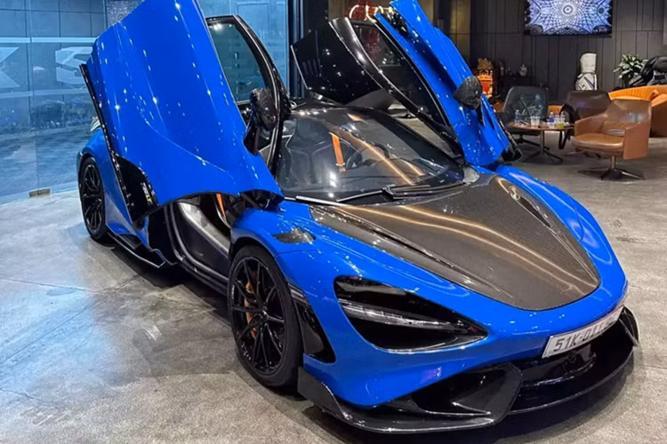 Chiếc siêu xe giới hạn McLaren 765LT của đại gia Hà Nội này không quá xa lạ gì với giới mê xe khi từng thuộc sở hữu của nhiều tay chơi xe nổi tiếng, chẳng hạn như là đại gia lan đột biến ở Củ Chi, hay đại gia bí ẩn có biệt danh là Jacky, người sưu tập siêu xe.
