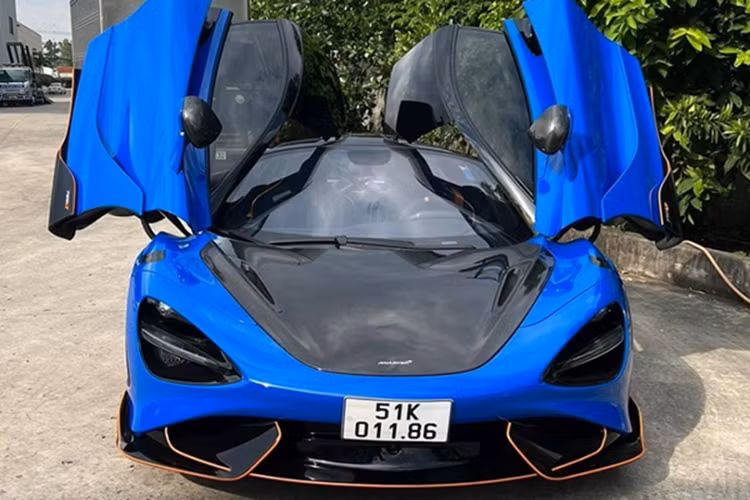 Về dòng xe McLaren 765LT, đây không chỉ là siêu xe chạy trên đường phố mà còn khiến cho chủ nhân phấn khích ngay cả khi lái xe ở trong đường đua. So với McLaren 720S, McLaren 765LT được chăm chút lại ngoại hình với nhiều sự thay đổi dễ nhận ra và còn nhẹ hơn 80 kg so với phiên bản tiêu chuẩn này.