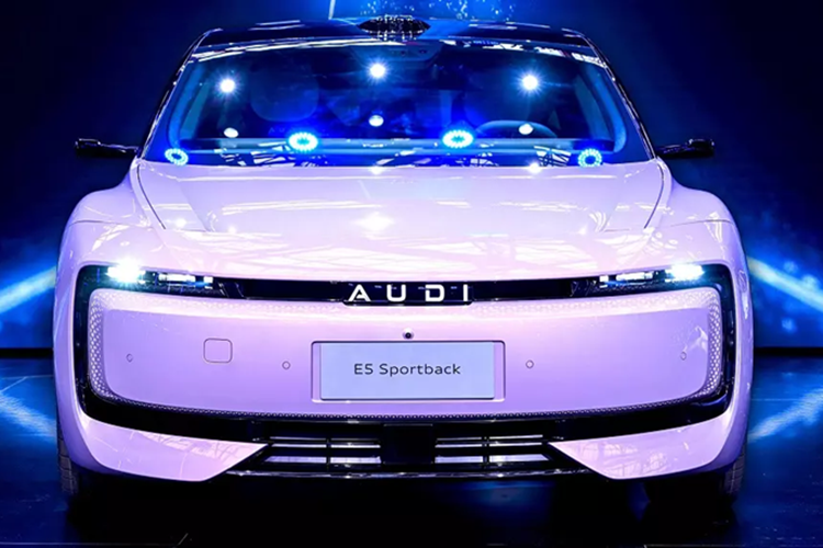 Thương hiệu AUDI mới được viết hoa toàn bộ và không sử dụng biểu tượng bốn vòng tròn quen thuộc của Audi. Thương hiệu độc quyền dành cho Trung Quốc này hướng đến việc kết hợp kỹ thuật của Audi với những cải tiến được thiết kế riêng nhằm phù hợp với thị hiếu của người tiêu dùng tại đất nước tỷ dân.