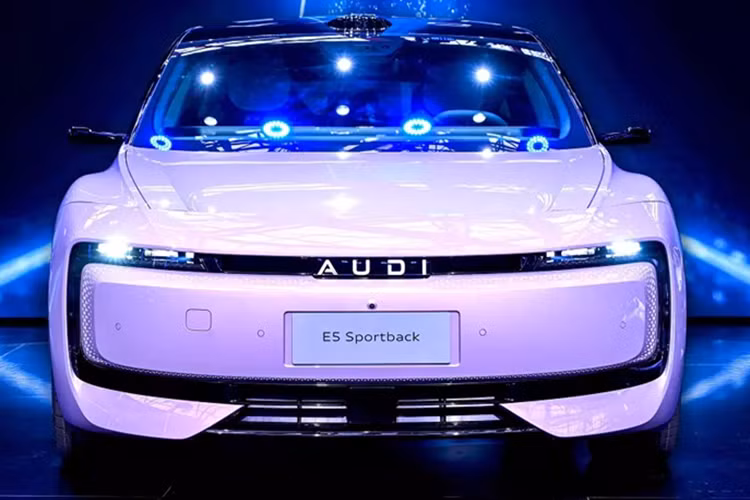 Thương hiệu AUDI mới được viết hoa toàn bộ và không sử dụng biểu tượng bốn vòng tròn quen thuộc của Audi. Thương hiệu độc quyền dành cho Trung Quốc này hướng đến việc kết hợp kỹ thuật của Audi với những cải tiến được thiết kế riêng nhằm phù hợp với thị hiếu của người tiêu dùng tại đất nước tỷ dân.
