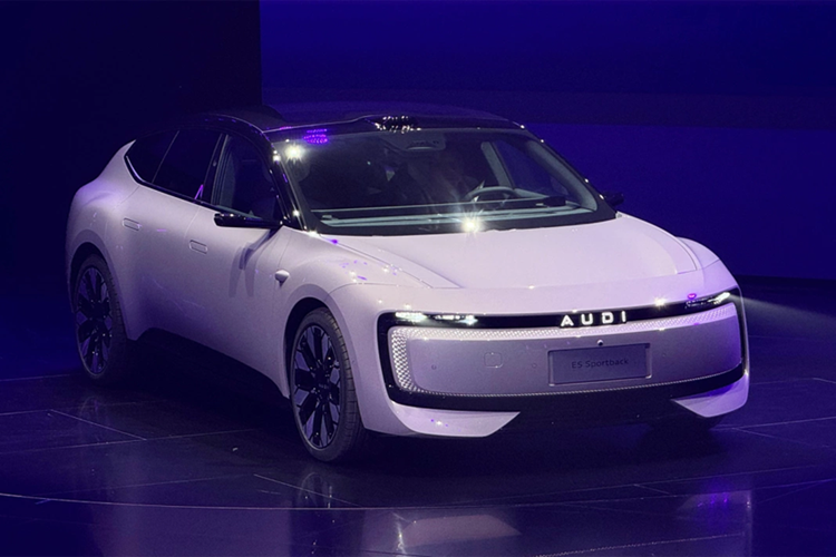 Màn hình này chạy bằng hệ điều hành AUDI OS sử dụng chip Qualcomm Snapdragon 8295. Thêm vào đó là trợ lý ảo điều khiển bằng giọng nói và cảm ứng, hỗ trợ trí thông minh nhân tạo AI. Hệ thống trợ lái AUDI 360 sẽ sử dụng LiDAR, gồm 29 cảm biến.