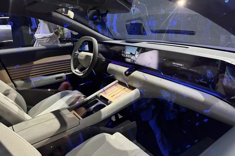 Nền tảng này cho phép xe tích hợp các chức năng kết nối thế hệ mới và cập nhật phần mềm qua mạng (OTA) cho toàn bộ hệ thống. AUDI E5 Sportback sở hữu kích thước dài x rộng x cao lần lượt 4.870 x 1.990 x 1.460 mm và chiều dài cơ sở 2.950 mm. Với kích thước này, xe được định vị trong phân khúc hạng trung.