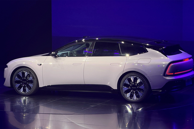 Tại thị trường Trung Quốc, AUDI E5 Sportback có tổng cộng 4 phiên bản với hệ dẫn động cầu sau và 4 bánh toàn thời gian quattro. Các phiên bản này sẽ sở hữu công suất tối đa 295 mã lực, 402 mã lực, 570 mã lực và 776 mã lực. Bản cao cấp nhất có thể tăng tốc từ 0-100 km/h chỉ trong 3,4 giây.