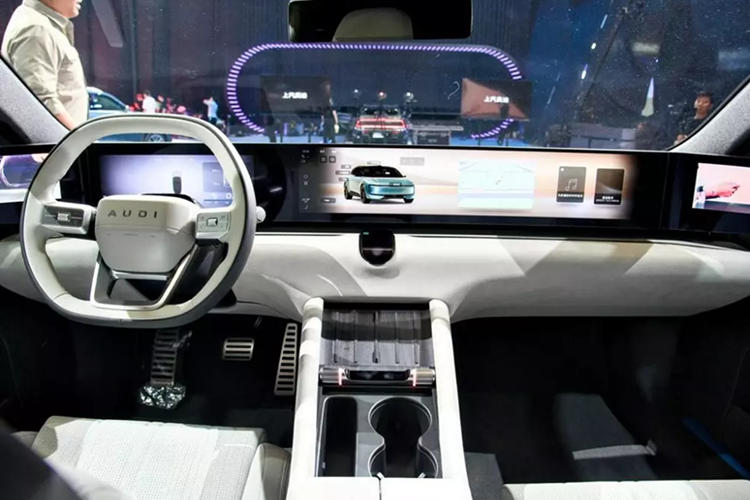 Bên ngoài, mẫu xe đầu tiên của thương hiệu AUDI sở hữu thiết kế kế thể thao với kiểu dàng fastback đặc trưng. Thiết kế ngoại thất táo bạo của xe mang đến cách diễn giải mới cho phong cách truyền thống của Audi. Thay vì biểu tượng 4 vòng tròn, xe sử dụng chữ “AUDI” ở cả phía trước và sau.