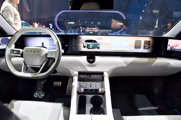 Bên ngoài, mẫu xe đầu tiên của thương hiệu AUDI sở hữu thiết kế kế thể thao với kiểu dàng fastback đặc trưng. Thiết kế ngoại thất táo bạo của xe mang đến cách diễn giải mới cho phong cách truyền thống của Audi. Thay vì biểu tượng 4 vòng tròn, xe sử dụng chữ “AUDI” ở cả phía trước và sau.