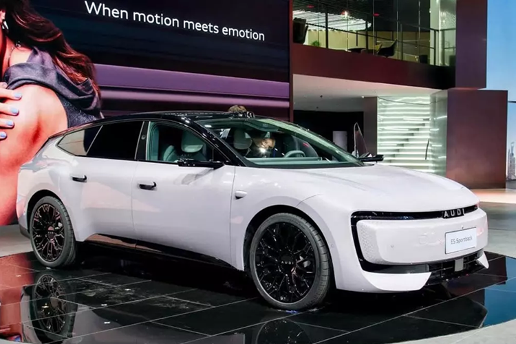 Bên trong xe, AUDI E5 Sportback sở hữu màn hình kỹ thuật số nối dài khắp mặt táp-lô, kết hợp với các chi tiết ốp gỗ cao cấp, mang lại cảm giác vừa ấm cúng vừa sang trọng. Các công nghệ nổi bật của mẫu xe này gồm có màn hình 27 inch với độ phân giải 4K và giao diện tùy chỉnh.