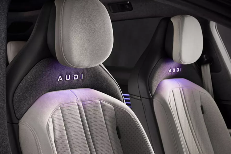 Dải đèn LED hình tròn phía trước là điểm nhấn nổi bật, tạo nên hiệu ứng ánh sáng đặc trưng dễ nhận biết. Xe cũng được trang bị một cảm biến LiDAR gắn trên nóc để hỗ trợ các tính năng tự lái nâng cao.