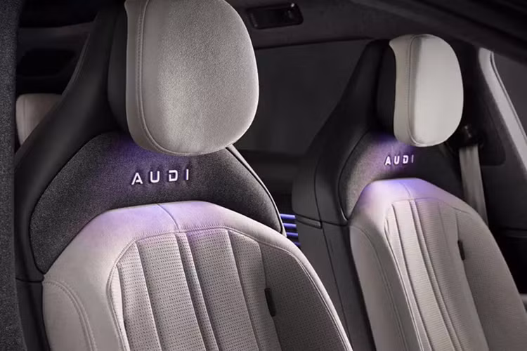 Dải đèn LED hình tròn phía trước là điểm nhấn nổi bật, tạo nên hiệu ứng ánh sáng đặc trưng dễ nhận biết. Xe cũng được trang bị một cảm biến LiDAR gắn trên nóc để hỗ trợ các tính năng tự lái nâng cao.