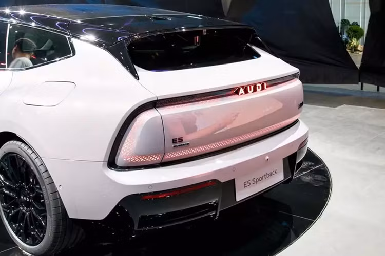AUDI E5 Sportback được phát triển dựa trên nền tảng kỹ thuật số tiên tiến (Advanced Digitised Platform - ADP). Đây là nền tảng được ra đời dành riêng cho thị trường Trung Quốc với kiến trúc điện tử phân vùng hiện đại.