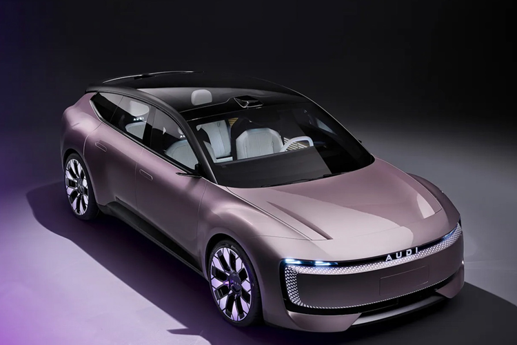 Loại pin lớn nhất của xe có dung lượng 100 kWh, mang đến phạm vi hoạt động tối đa sau một lần sạc pin theo tiêu chuẩn CLTC tại Trung Quốc là 770 km. Công nghệ 800 V cho phép sạc siêu nhanh, chỉ cần chờ 10 phút là đi được 370 km. Hệ thống lái bốn bánh tiên tiến với treo khí nén thích ứng cũng được trang bị cho xe.